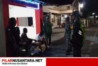 Patroli Malam Babinsa Teras, Perkuat Kamtibmas dan Jalin Kedekatan dengan Warga Mojolegi