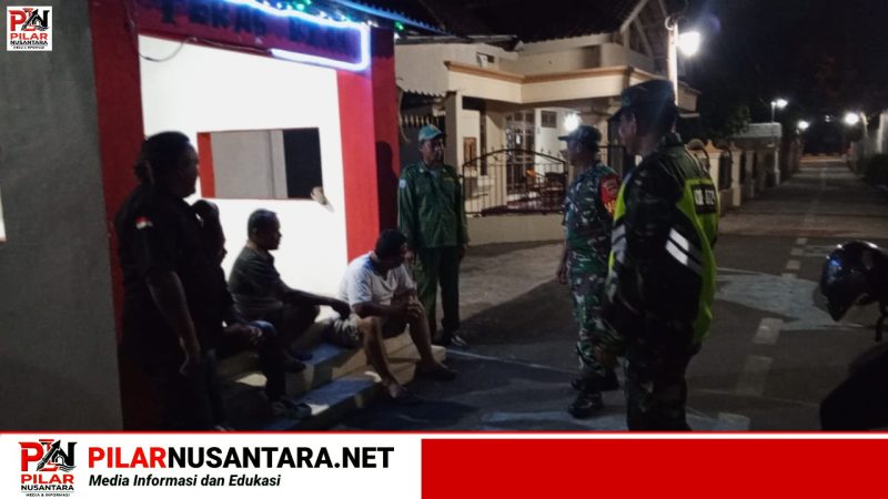 Patroli Malam Babinsa Teras, Perkuat Kamtibmas dan Jalin Kedekatan dengan Warga Mojolegi