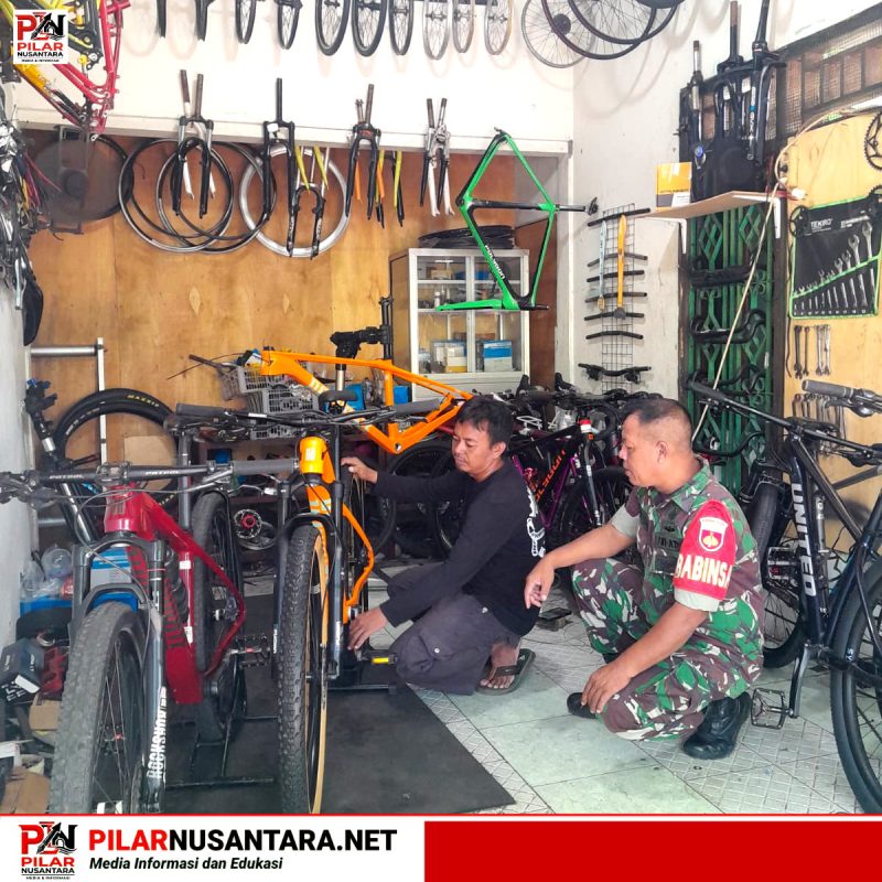 Implementasikan Bintahwil, Babinsa Joyoyakan Motivasi Pelaku UMKM Pedagang Sepeda 