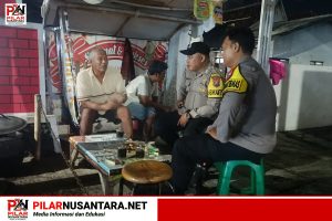 Briptu Ridho Khorianda dan Rekan Saat Berdiskusi dengan M. Yusuf Warga Kebonsari Kulon Kecamatan Kanigaran