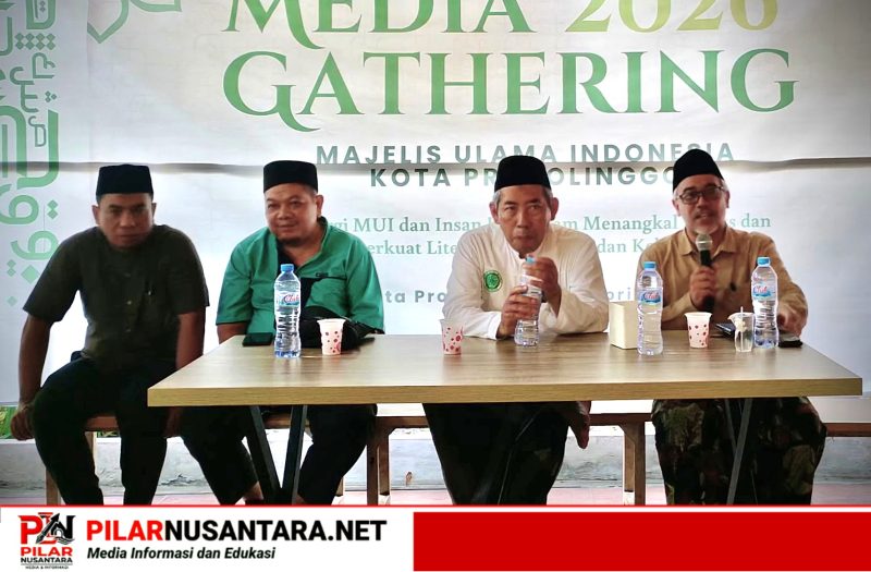 Personalia pengurus MUI Kota Probolinggo saat memberikan sambutan dan materi kepada para awak media