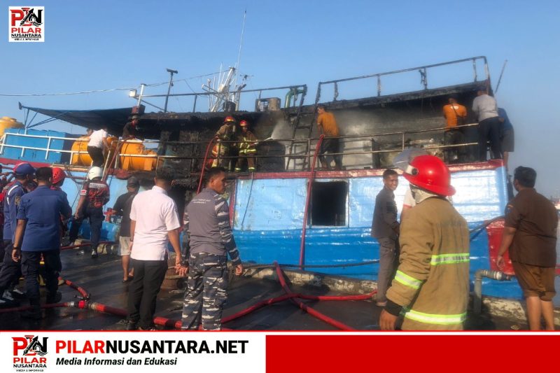 Kapal Motor Gracias Terbakar di Pelabuhan Mayangan Probolinggo Saat Perbaikan, Petugas Damkar Bergerak Cepat