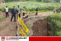 Pastikan Ekonomi Tak Lumpuh, Legislator PDI Perjuangan Pantau Jembatan Longsor di Sukapura