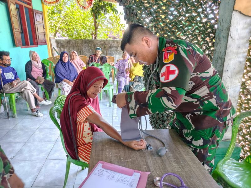 Satgas Pamtas RI–Malaysia Yonarmed 19/Bogani Gelar Pengobatan Gratis bagi Masyarakat Desa Tombolango