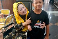 Wujud Nyata Kemanusiaan: Meski Kurang Sehat, Hj. Raden Ayu Sri Setyo Pertiwi Tanggung Biaya Pengobatan Korban Petasan di Sidoarjo