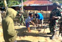 Satgas Pamtas Yonif 763/SBA Pos Joshiro Laksanakan Kegiatan Pembuatan Sumur Bor Bersama Babinsa kodim 1807 Sorong Selatan Papua Barat