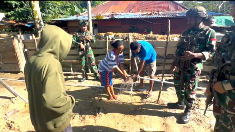 Satgas Pamtas Yonif 763/SBA Pos Joshiro Laksanakan Kegiatan Pembuatan Sumur Bor Bersama Babinsa kodim 1807 Sorong Selatan Papua Barat