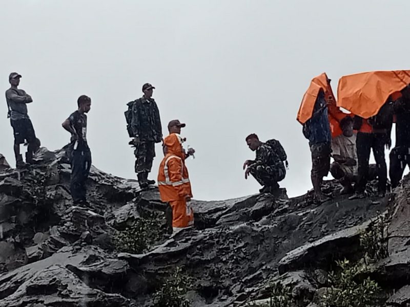 Pangdam XV/Pattimura Terjun Langsung Bantu Korban Erupsi Gunung Dukono