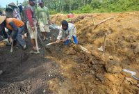 Semangat Ibu-Ibu Warnai TMMD Wonosegoro: Dari Cangkul Sederhana untuk Jalan Masa Depan Desa