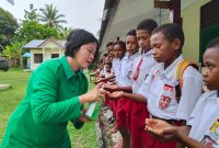 Persit KCK Cabang XIIKodim 1801/PD XVIII Kasuari Berikan Penyuluhan Gosok Gigi Dan Cuci Tangan Di SD Inpres 62 Asai