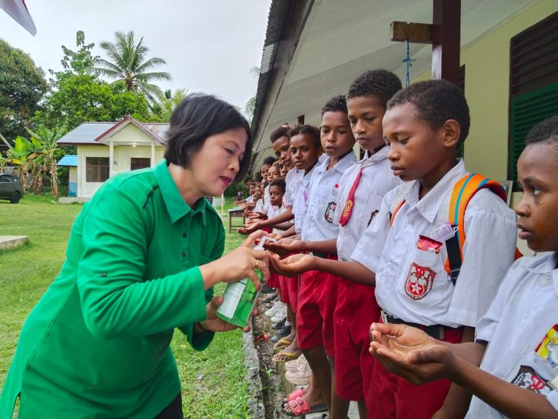 Persit KCK Cabang XIIKodim 1801/PD XVIII Kasuari Berikan Penyuluhan Gosok Gigi Dan Cuci Tangan Di SD Inpres 62 Asai