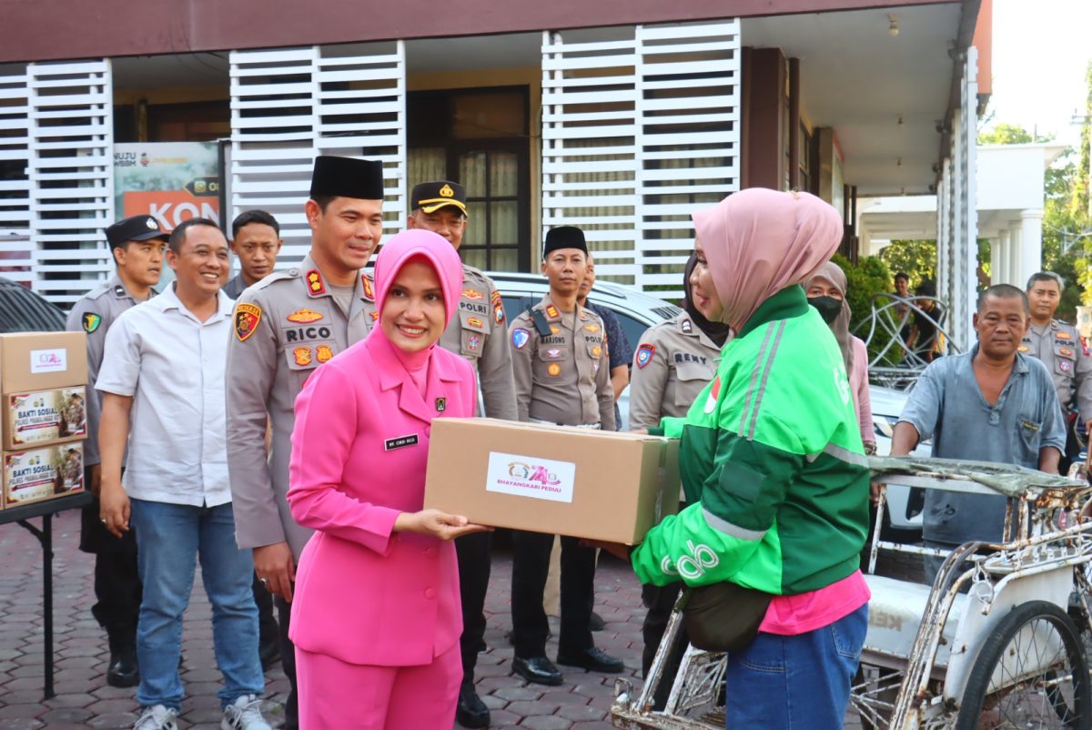 Sambut Hari Bhayangkara ke-80, Polres Probolinggo Kota Bagikan 70 Paket Sembako untuk Warga Kurang Mampu, Tukang Becak hingga Driver Ojol