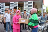 Sambut Hari Bhayangkara ke-80, Polres Probolinggo Kota Bagikan 70 Paket Sembako untuk Warga Kurang Mampu, Tukang Becak hingga Driver Ojol