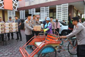 Sambut Hari Bhayangkara ke-80, Polres Probolinggo Kota Bagikan 70 Paket Sembako untuk Warga Kurang Mampu, Tukang Becak hingga Driver Ojol