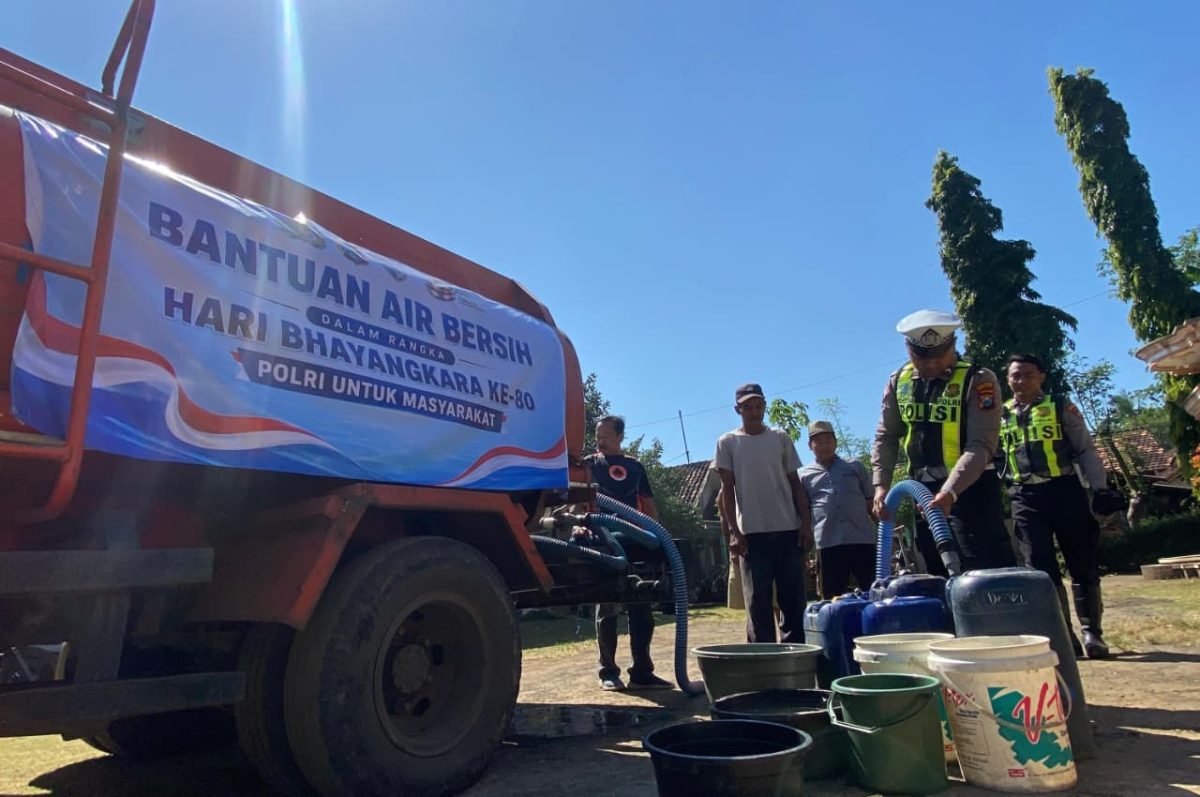 Hari Bhayangkara ke-80, Polres Probolinggo Wujudkan Kepedulian Melalui Bakti Sosial dan Pembagian Air Bersih
