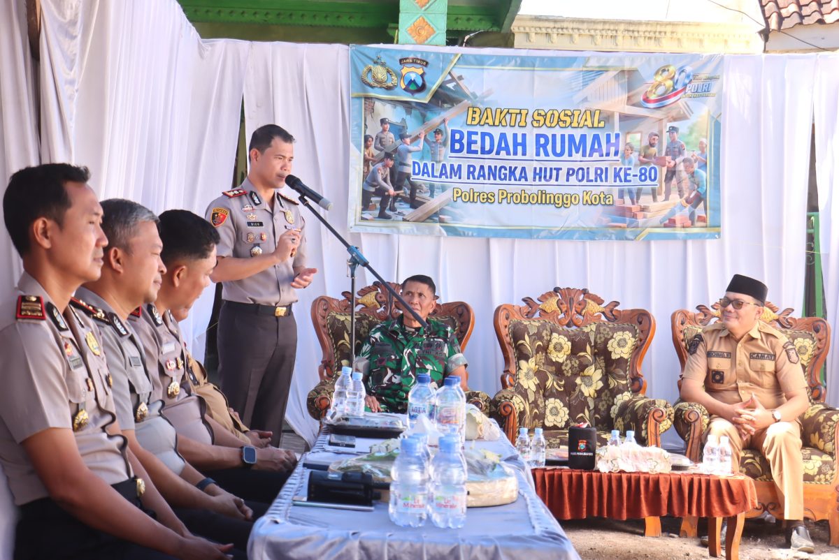 Kapolres Probolinggo Kota Letakkan Batu Pertama Bedah Rumah Warga Tongas, Wujud Kepedulian HUT Bhayangkara ke-80