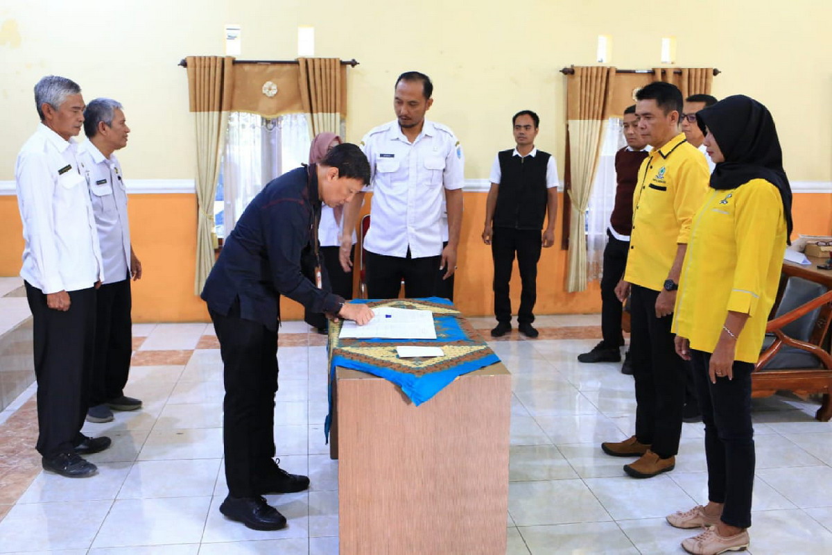 Sekda Kota Probolinggo Budiono Wirawan Serahkan Banpol 2026, Perkuat Peran Partai Politik Dalam Pendidikan Demokrasi
