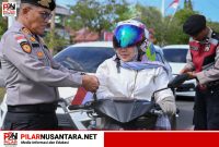 Tumbuhkan Cinta Tanah Air, Kapolres Pidie Bagikan Bendera Merah Putih kepada Pengguna Jalan