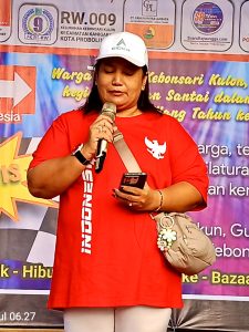 Ketua PHBN RW9 Kebonsari Kulon Sri Rahayu saat memberikan sambutan dan laporannya