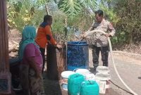 Antisipasi Dampak Kemarau, Polsek Tongas dan BPBD Pasok Air Bersih ke Desa Sumber Kramat