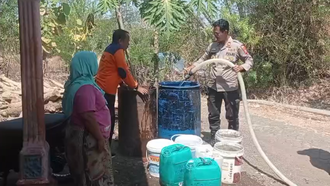 Antisipasi Dampak Kemarau, Polsek Tongas dan BPBD Pasok Air Bersih ke Desa Sumber Kramat