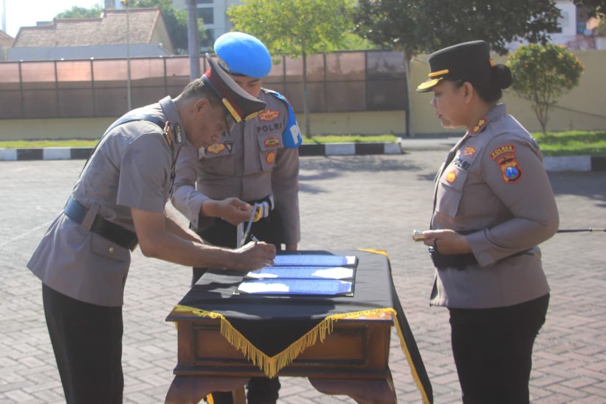 Polres Probolinggo Gelar Upacara Sertijab Kapolsek Gending dan Kenaikan Pangkat Pengabdian