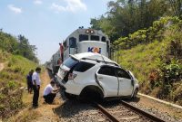 Insiden KA Ijen Ekspres dengan Mobil, KAI Daop 9 Jember Ingatkan Pentingnya Mendahulukan Kereta Api