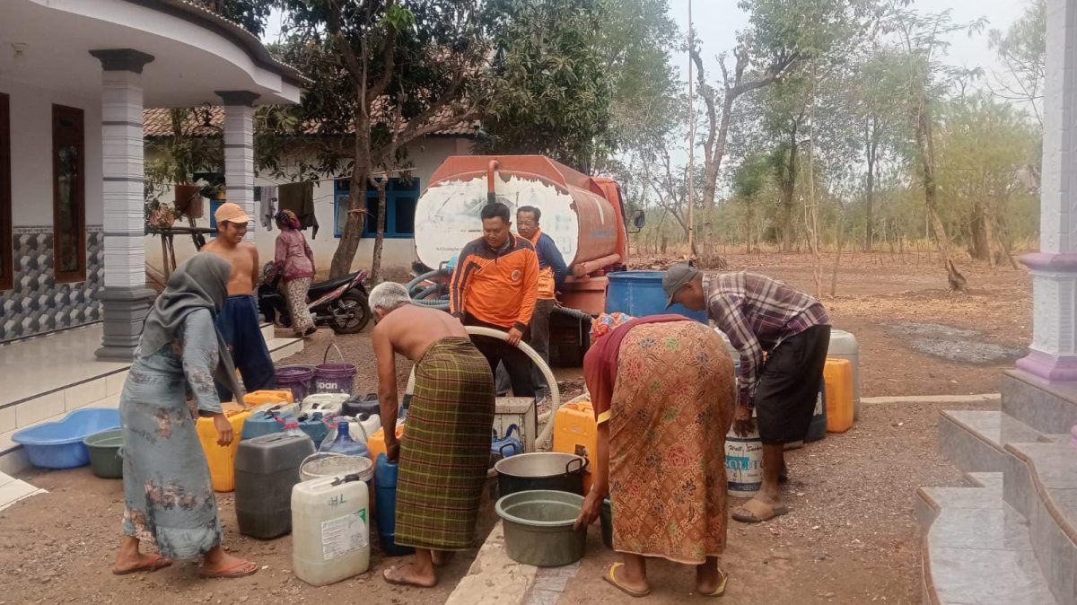 Mata Air Mati, BPBD Probolinggo Distribusikan 10 Ribu Liter Air ke Warga Tongas