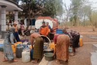 Mata Air Mati, BPBD Probolinggo Distribusikan 10 Ribu Liter Air ke Warga Tongas